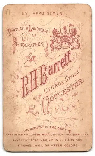 Fotografie R. H. Barrett, Gloucester, George Street, Zwei junge Männer in zeitgenössischen Anzügen mit Einstecktüchern