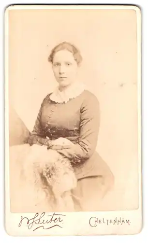 Fotografie H. Gluter, Cheltenham, Royal House, Junge Frau mit Spitzenkragen und ernstem Blick