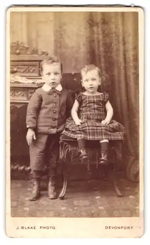 Fotografie J. Blake, Devonport, Fore Street 93, Kleiner Junge mit kleinem Kind im karierten Kleidchen