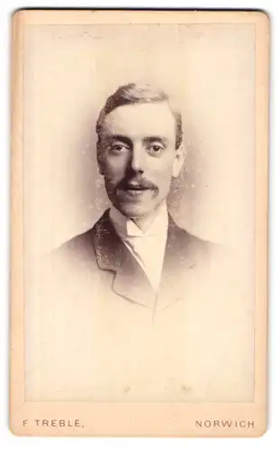 Fotografie F. Treble, Norwich, Victoria Hall, Freundlicher junger Mann mit Schnurrbart
