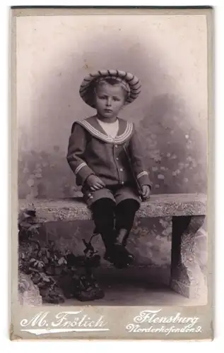 Fotografie M. Frölich, Flensburg, Norderhofenden 9, Kleiner Junge im Matrosenanzug mit Hut