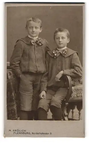 Fotografie M. Frölich, Flensburg, Norderhofenden 9, Zwei Knaben in identischen Anzügen mit getupften Zierschleifen