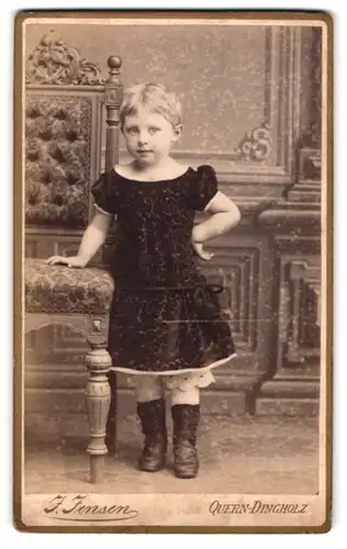 Fotografie J. Jensen, Quern-Dingholz i. Angeln, Kleines Kind mit kurzen blonden Haaren im Kleid mit Puffärmeln