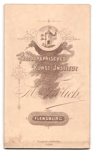 Fotografie M. Frölich, Flensburg, Norderhofenden 9, Kind mit kurzen Haaren im Kleidchen und Knabe im Anzug