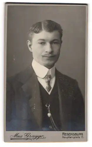 Fotografie Max Graggo, Regensburg, Neupfarrplatz 11, Junger Mann mit Scheitel und Oberlippenbart