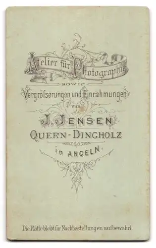 Fotografie J. Jensen, Quern-Dingholz, Junge Frau mit strenger Flechtfrisur, Brosche und Kreuzkette