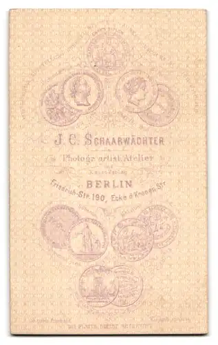 Fotografie J. C. Schaarwächter, Berlin, Friedrich-Strasse 190, Junge Frau mit Ohrschmuck und Brosche