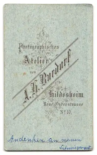 Fotografie A. H. Burgdorf, Hildesheim, Neue Osterstrasse 10, Junger bartloser Mann in zugeknöpfter Jacke