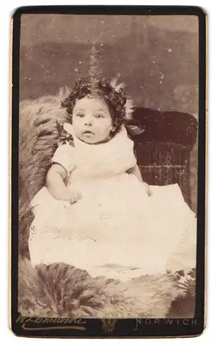 Fotografie W. L. Shrubsole, Norwich, Davey Place, Kleinkind mit dunklem Lockenkopf im Taufkleid