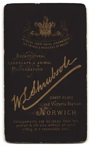 Fotografie W. L. Shrubsole, Norwich, Davey Place, Kleinkind mit dunklem Lockenkopf im Taufkleid