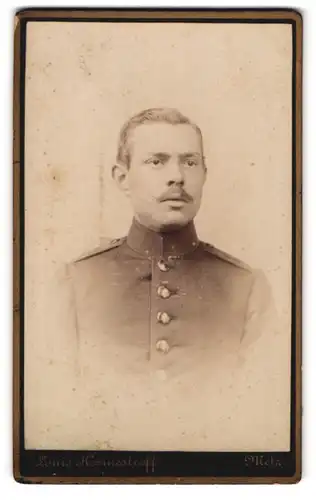 Fotografie Louis Hermestroff, Metz, Priesterstrasse 11, Portrait Soldat mit Schnauzbart in Uniform