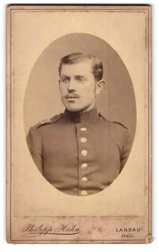 Fotografie Philipp Hahn, Landau / Pfalz, Waffenstrasse, Portrait Soldat in Uniform mit Schulterstück II