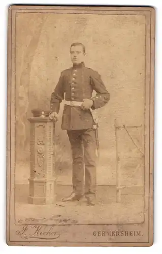 Fotografie J. Kocher, Germersheim, Mittelgasse 147, junger Soldat in Uniform mit Bajonett & Schlagband