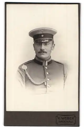 Fotografie K. Weber, Hagenau i. Elsass, Portrait Uffz. Einjährig Freiwilliger mit Zwicker, Schirmmütze & Schützenschnur