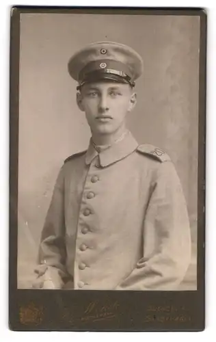Fotografie Fr. Wehde, Bückeburg, Portrait Soldat in Uniform mit Schulterstück Rgt. 20