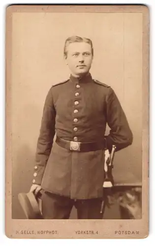 Fotografie Hermann Selle, Potsdam, Yorkstrasse 4, Soldat in Uniform mit Bajonett & Portepee