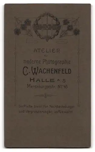 Fotografie C. Wachenfeld, Halle / Saale, Merseburgerstr. 48, Artillerist in Uniform blättert in einer Zeitschrift
