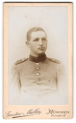 Fotografie Gustav Müller, München, Elvirastr. 21, Portrait Soldat Vogel in Uniform mit Schulterstück