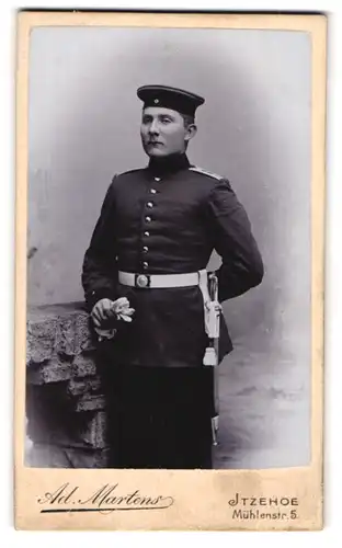 Fotografie Ad. Martens, Itzehoe, Mühlenstr. 5, Soldat des Feld-Artillerie-Regiment 9 in Uniform mit Krätzchen