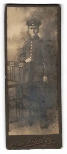 Fotografie Alfred Fritzsching, Löbau, Gartenstrasse, Soldat in Uniform mit Schirmmütze