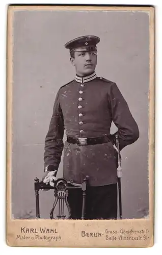 Fotografie Karl Wahl, Berlin, Gross-Görschen-Strasse 1, Garde-Soldat in Uniform mit Bajonett
