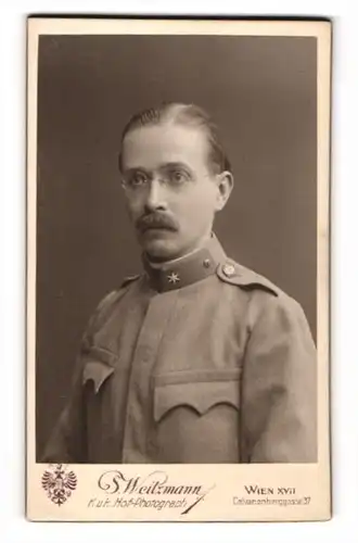 Fotografie S. Weitzmann, Wien, Calvarienberggasse 37, k.u.k. Soldat in Uniform mit Brille