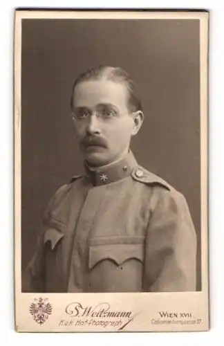 Fotografie S. Weitzmann, Wien, Calvarienberggasse 37, Österr. k.u.k. Soldat in Uniform mit Brille