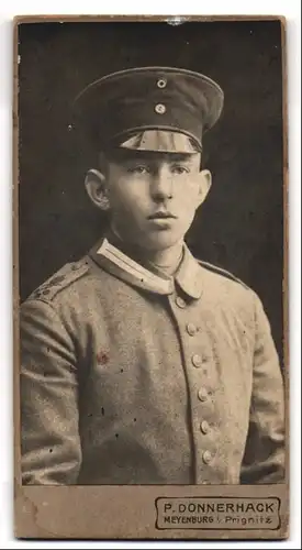 Fotografie P. Donnerhack, Meyenburg i. Prignitz, Portrait Soldat in Uniform Feldgrau mit Schirmmütze