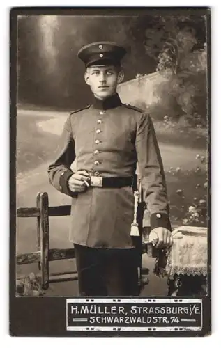 Fotografie H. Müller, Strassburg / Elsass, Schwarzwaldstrasse 74, Soldat in Uniform mit Bajonett und Portepee