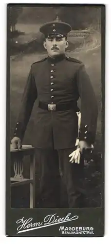 Fotografie Herm. Dieck, Magdeburg, Beaumontstr. 11, Soldat in Uniform mit Schirmmütze