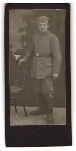 Fotografie unbekannter Fotograf und Ort, Portrait Soldat in Uniform Feldgrau mit Krätzchen