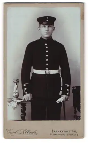 Fotografie Carl Lillack, Frankfurt / Oder, Fürstenwalder Steinweg 1, Soldat in uniform mit Bajonett & Portepee