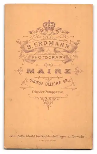 Fotografie B. Erdmann, Mainz, Grosse Bleiche 23, Portrait Soldat in Uniform mit Schulterstück Rgt. 3