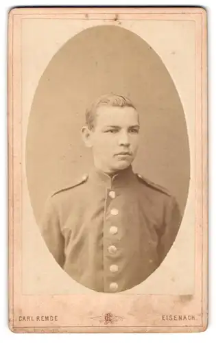 Fotografie Carl Remde, Eisenach, Frauenberg 31, Portrait junger Soldat in Uniform