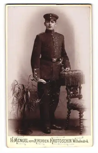 Fotografie H. Mengel, Krotoschin, Wilhelmstr. 4, Soldat in Uniform mit Schulterstück Rgt. 37