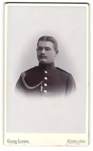 Fotografie Georg Lorenz, Krotoschin, Fürstenstr. 30, Portrait Soldat in Uniform mit Schützenschnur