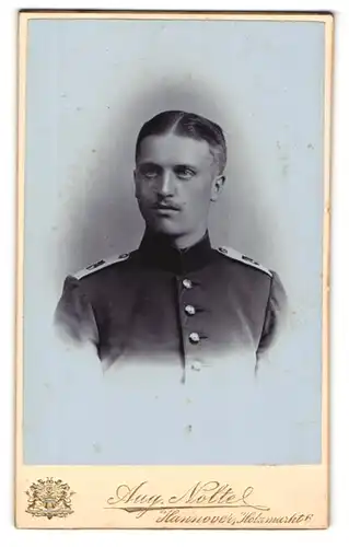 Fotografie Aug. Nolte, Hannover, Holzmarkt 6, Portrait Soldat in Uniform mit Schulterstück Rgt. 74