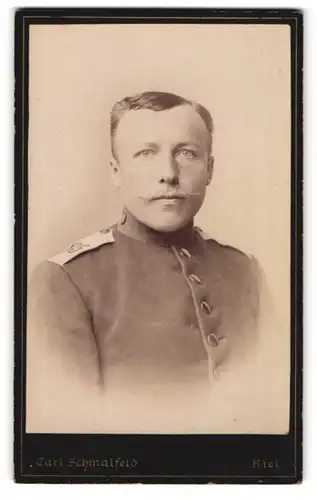 Fotografie Carl Schmalfeld, Kiel, Carlstr. 8, Portrait Soldat in Uniform mit Schulterstück Rgt. 85