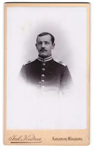 Fotografie Jul. Kistner, Karlsruhe-Mühlburg, Marktstr. 1, Portrait Garde-Soldat in Uniform