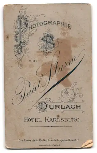 Fotografie Paul Sturm, Durlach, Hotel Karlsburg, Soldat in Uniform mit Krätzchen und Säbel