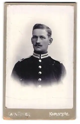 Fotografie Karl Bauer, Karlsruhe i. B., Zähringerstr. 41, Portrait Garde-Soldat in Uniform