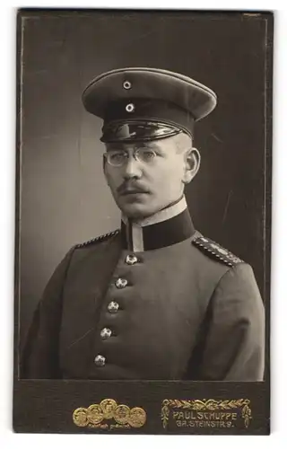 Fotografie Paul Schuppe, Halle a. Saale, Einjährig-Freiwilliger Uffz. in Uniform Rgt. 55, Zwickerbrille