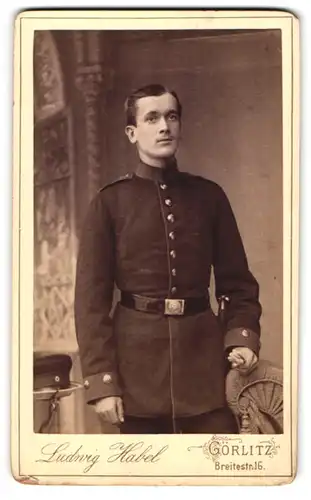 Fotografie Ludwig Habel, Görlitz, junger Soldat in Uniform mit Bajonett