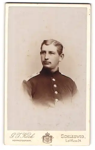 Fotografie G. J. Koch, Schleswig, Lollfuss 24, junger Soldat in Uniform Rgt. 84