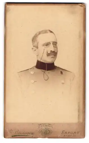 Fotografie Bissinger, Erfurt, Anger 25, Portrait Hauptmann in Uniform 1 Batl. Art. Rgt. 19, mit Zwickerbrille, 1900