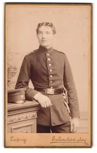 Fotografie Eulenstein, Leipzig, junger Soldat Hermann Lotze in Uniform mit Mittelscheitel
