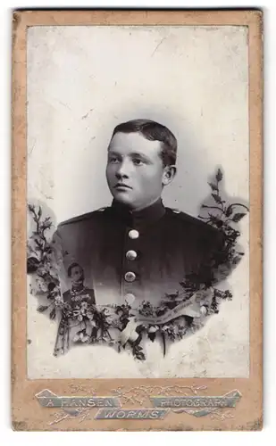 Fotografie A. Hansen, Worms, junger Soldat in Uniform mit Bildnis Kaiser Wilhelm II.