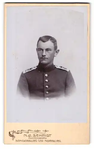 Fotografie N. J. Schmidt, Sonderburg, Soldat in Uniform mit Moustache