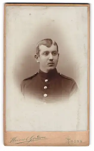 Fotografie Heirnich Gerdom, Thorn, Katharinenstr. 8, junger Soldat in Uniform Rgt. 17