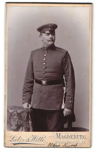 Fotografie Lutzte & Witte, Magdeburg, Portrait Einjährig-Freiwilliger in Uniform Rgt. 72 mit Bajonett und Portepee